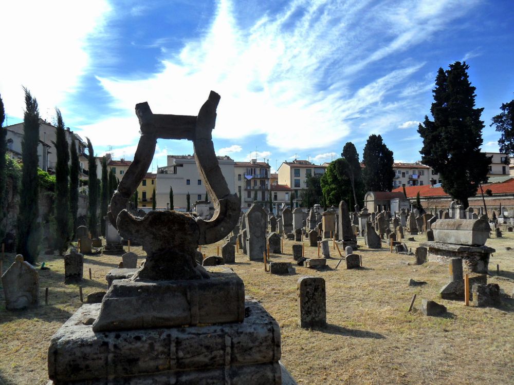 A spasso nel tempo. Il cimitero monumentale ebraico si apre ai visitatori con “Izkhor – Si ricorderà”