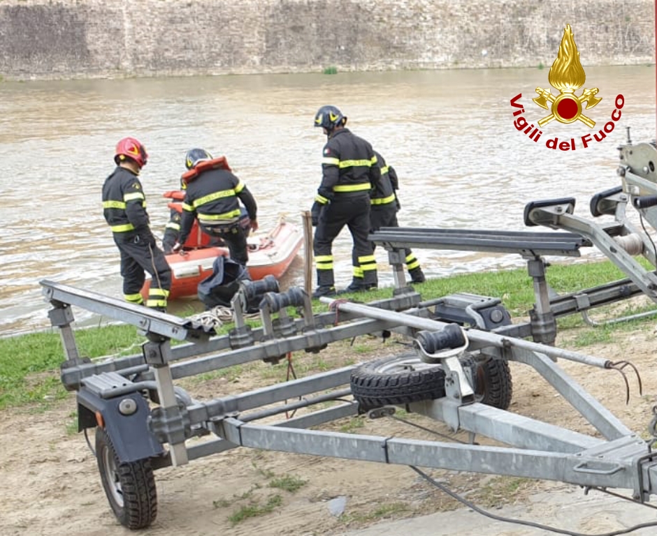 Tragedia a Firenze. Uomo cade in Arno e muore, inutili le manovre di rianimazione