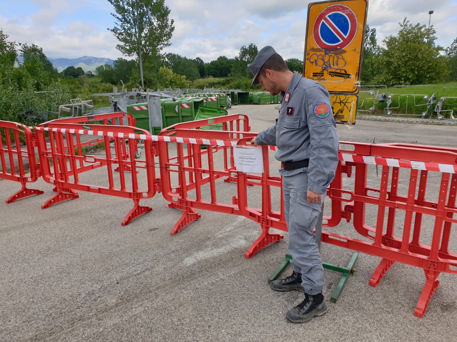 Gestione illecita di rifiuti speciali. Cassonetti in disuso ammassati, denunciato legale rappresentante Alia