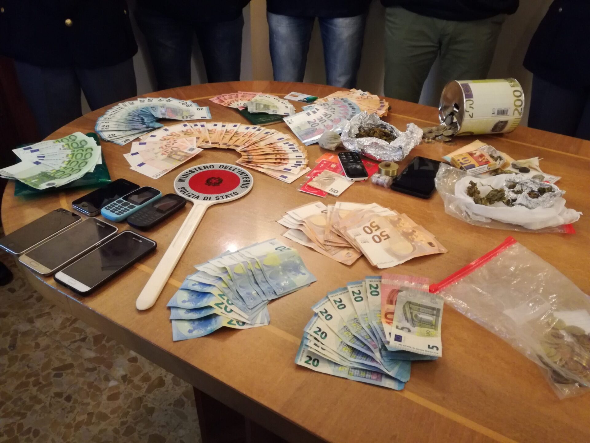 Bosco segreto. Poliziotti si fingono cacciatori e stroncano spaccio di eroina. 3 arresti