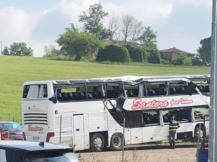 Bus si ribalta su Autopalio. L’autista torna in libertà, si era distratto «per sistemare l’impianto dvd/radio»