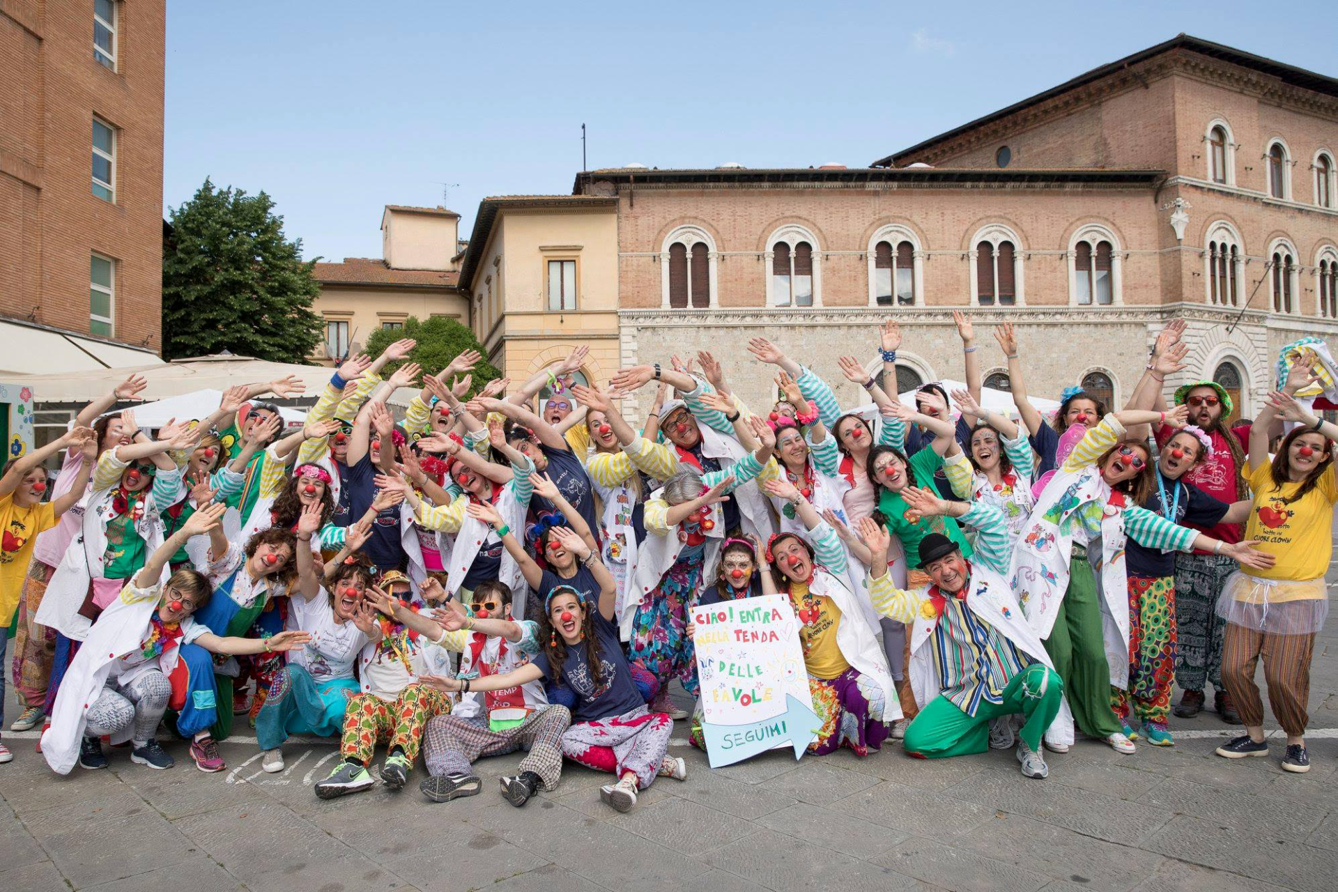 Giornata del Naso Rosso. Volontari clown in piazza per raccontarsi e regalare un sorriso