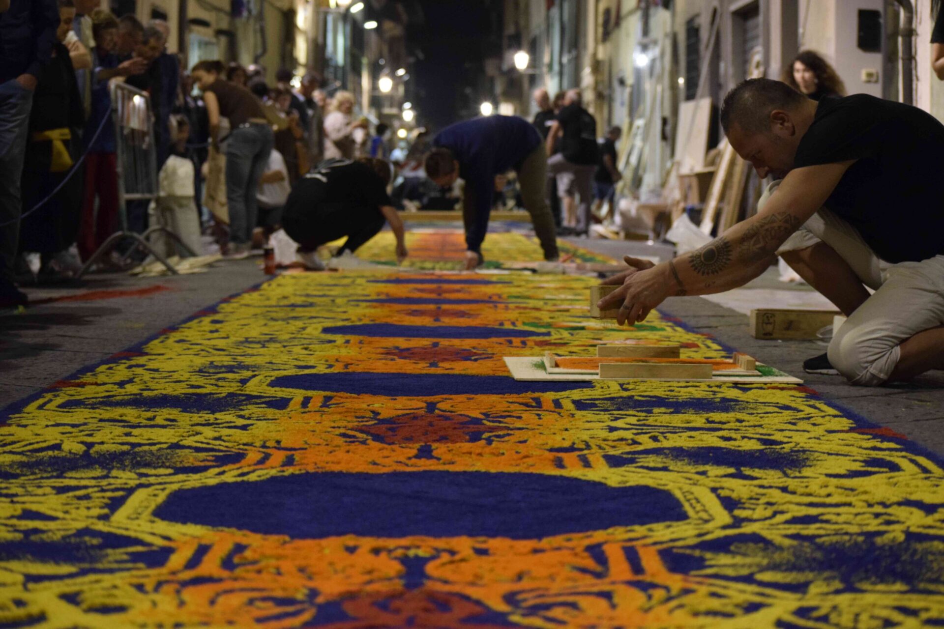 Tradizione secolare. Tappeti artistici in segatura accompagnano processione del Corpus Domini