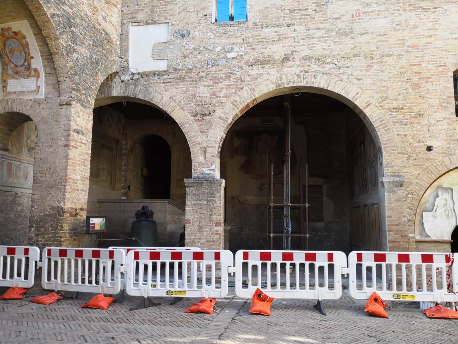 Trave del Palazzo Comunale di San Gimignano manifesta segni di cedimento, terminato l’intervento di urgenza