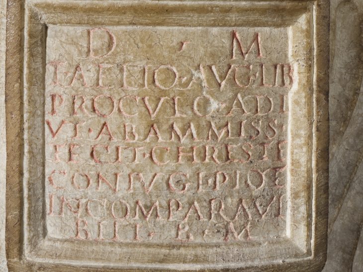 Contenitore inedito. Museo degli Uffizi espone urna cineraria della Roma imperiale
