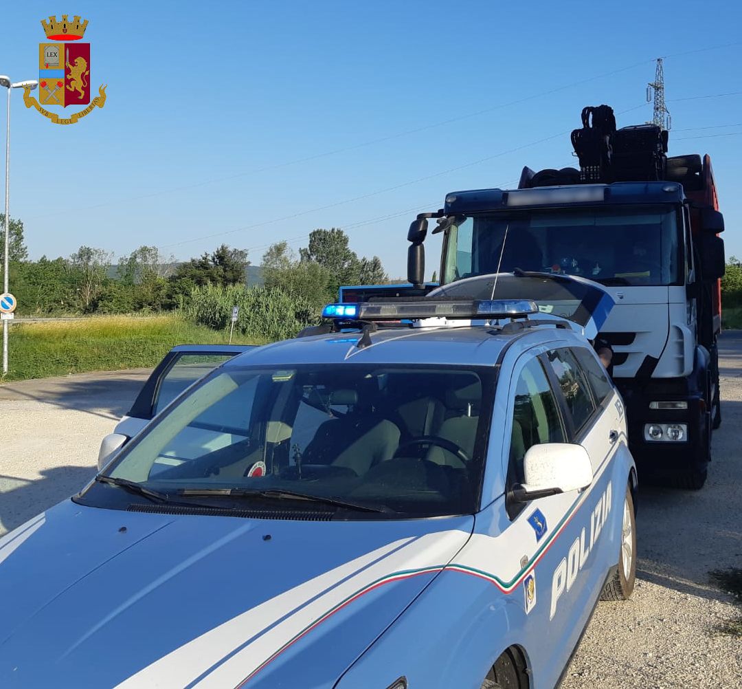 Trasporto pericoloso. Sul camion con 6 tonnellate di rifiuti non coperti, denunciato 52enne