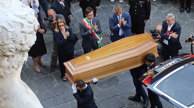 L’ultimo saluto. Tra commozione ed emozione a Firenze i funerali del ‘maestro’ Franco Zeffirelli