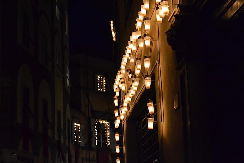 La tradizione è salva. Luminara a Lucca, il Comune ci ripensa. No ai lumini a led tornano le candele