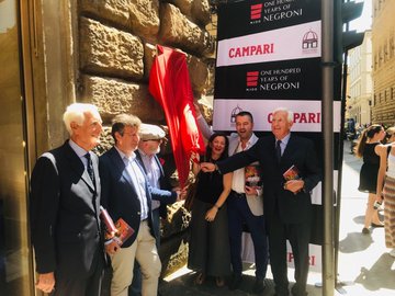 Cent’anni e non sentirli. Una targa celebra il Negroni nel locale dove nacque