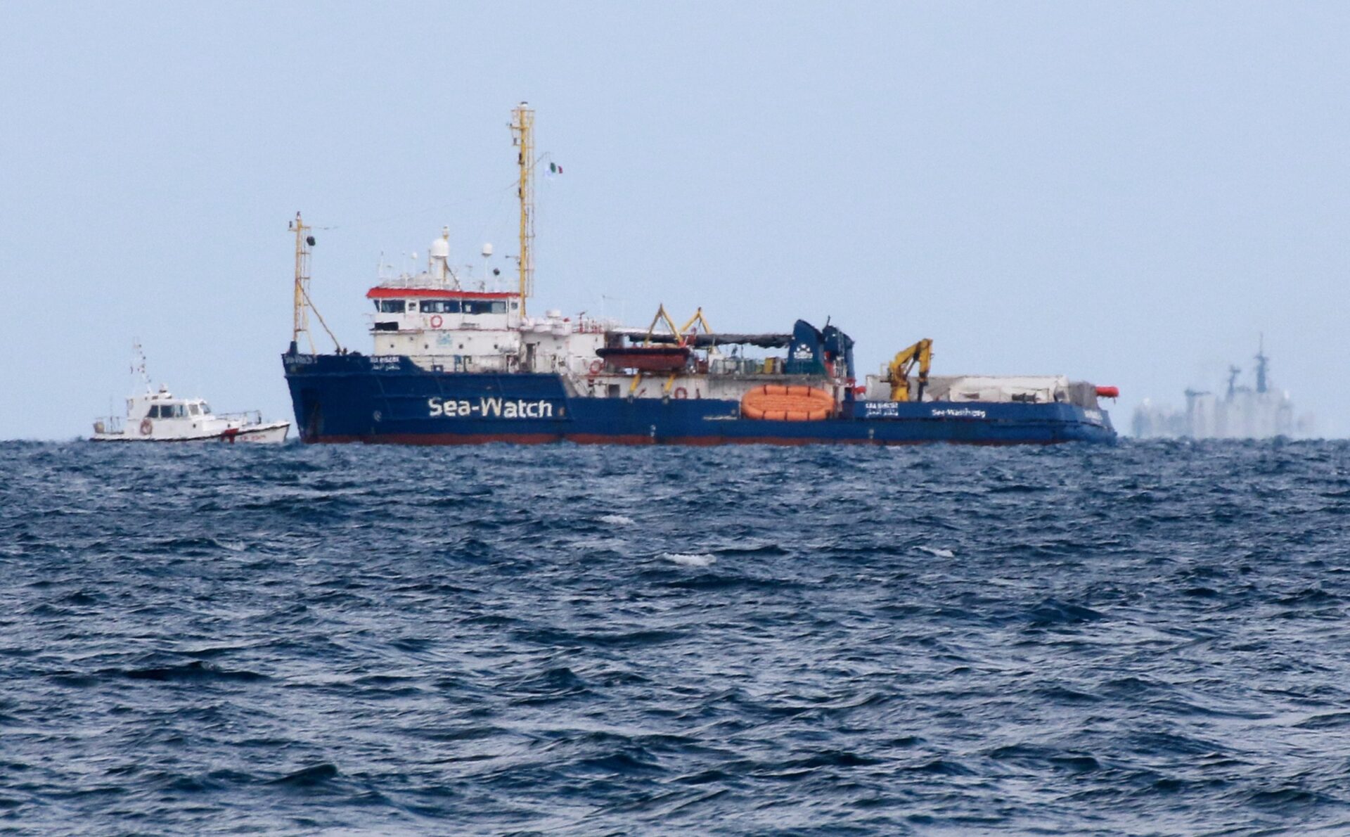 Sea Watch in stallo. Il sindaco di Livorno: «Nostro porto aperto». La replica di Salvini: «E’ nave pirata»