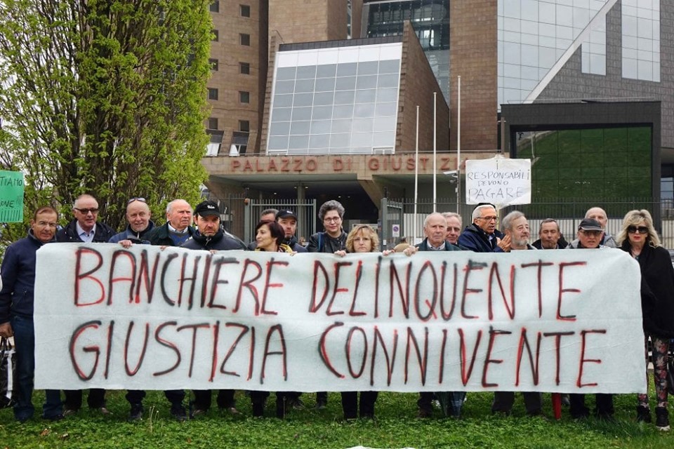 La protesta. Banca Etruria, Comitato vittime contro i tempi della giustizia
