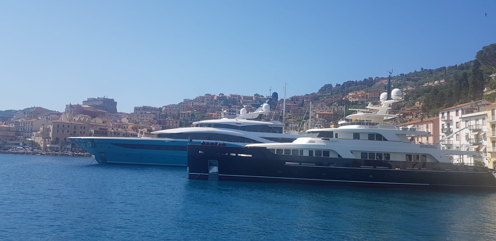 mega yacht a porto santo stefano