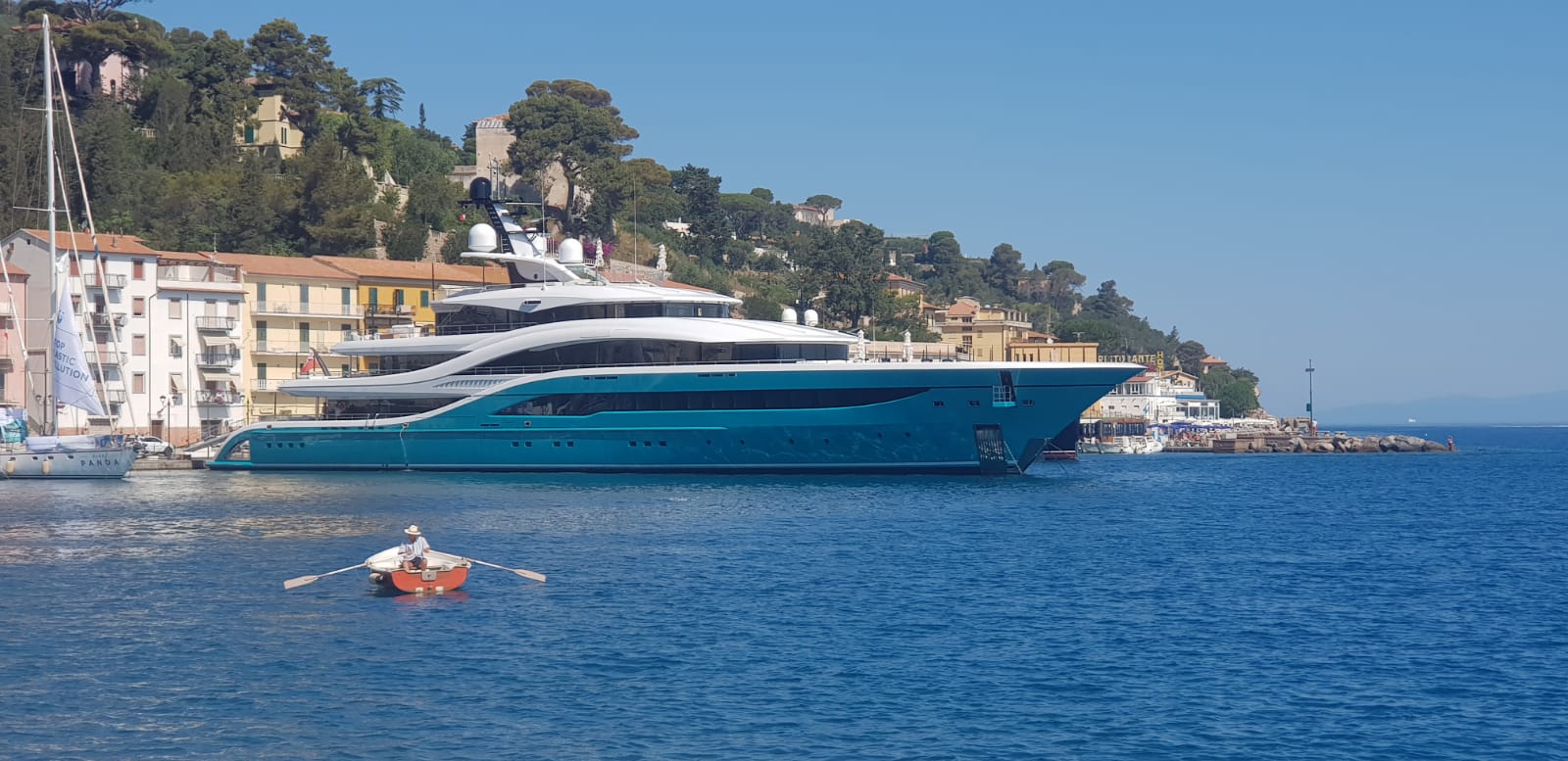 mega yacht a porto santo stefano oggi