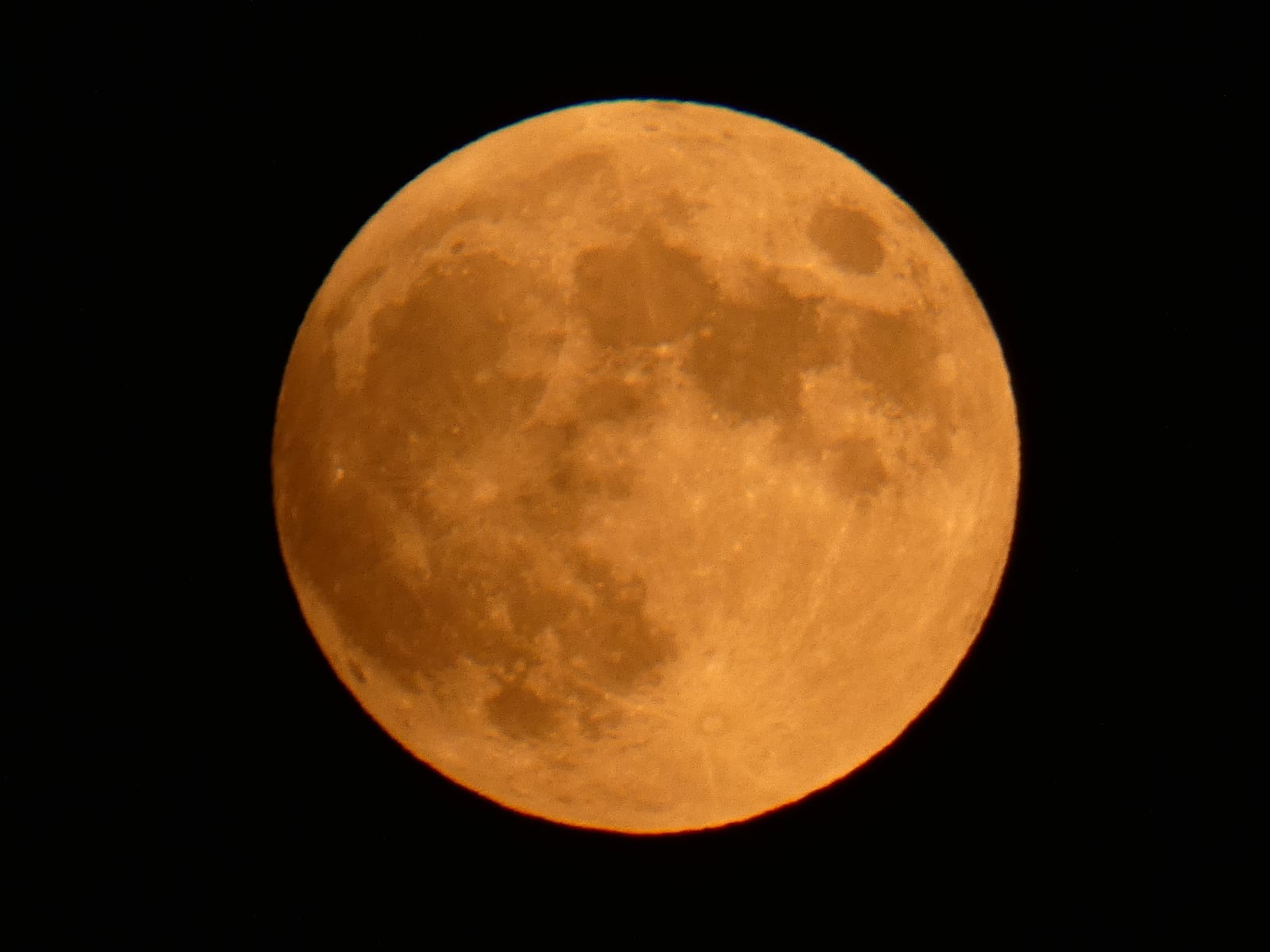 Occhi al cielo. Per i 50 anni dall’allunaggio, la luna si tinge di rosso