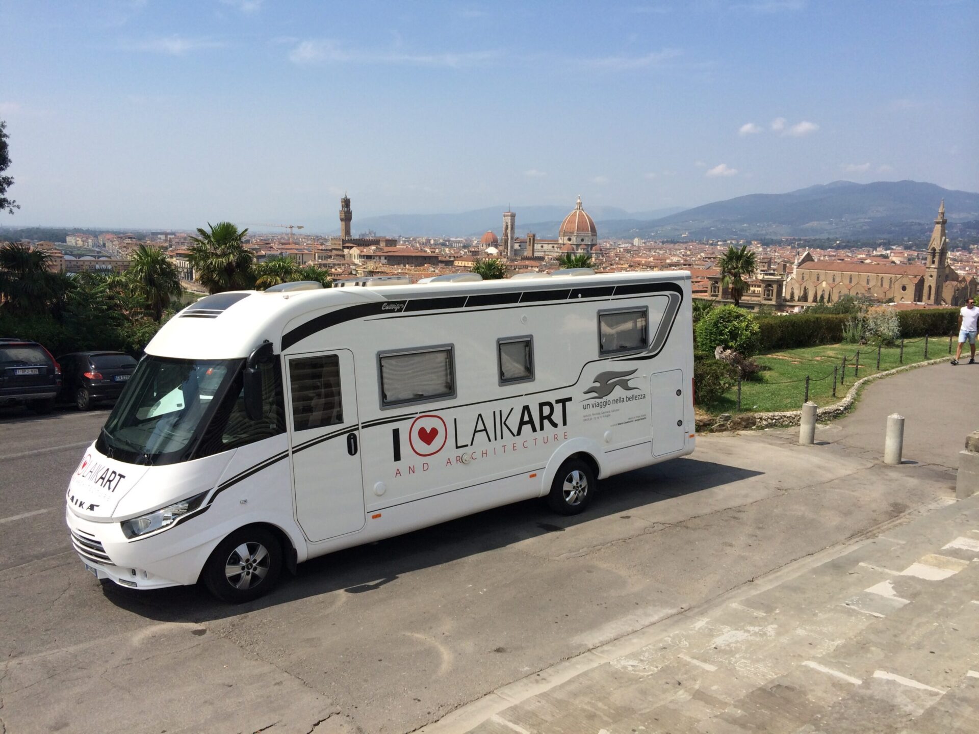 I Laikart. Dieci lezioni di piazza nei quartieri con il camper dell’arte