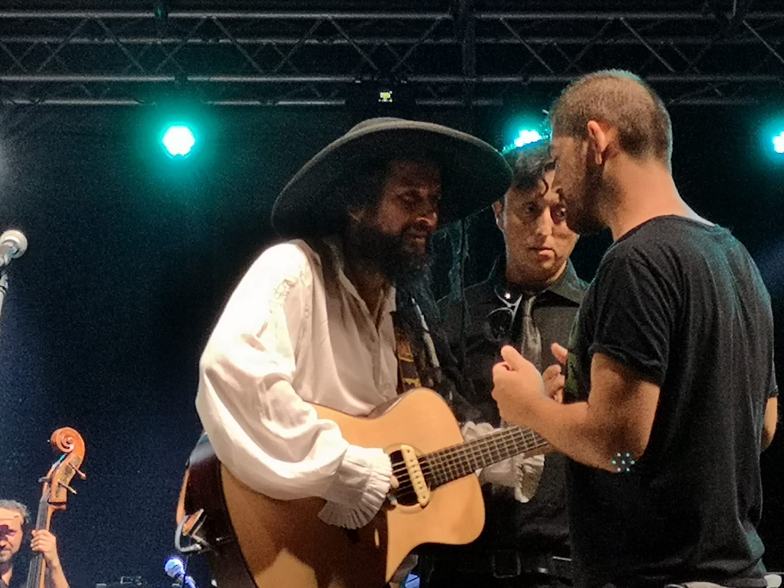 Il blitz. Studenti interrompono concerto di Capossela: «Iniziative come queste devono essere per tutti»