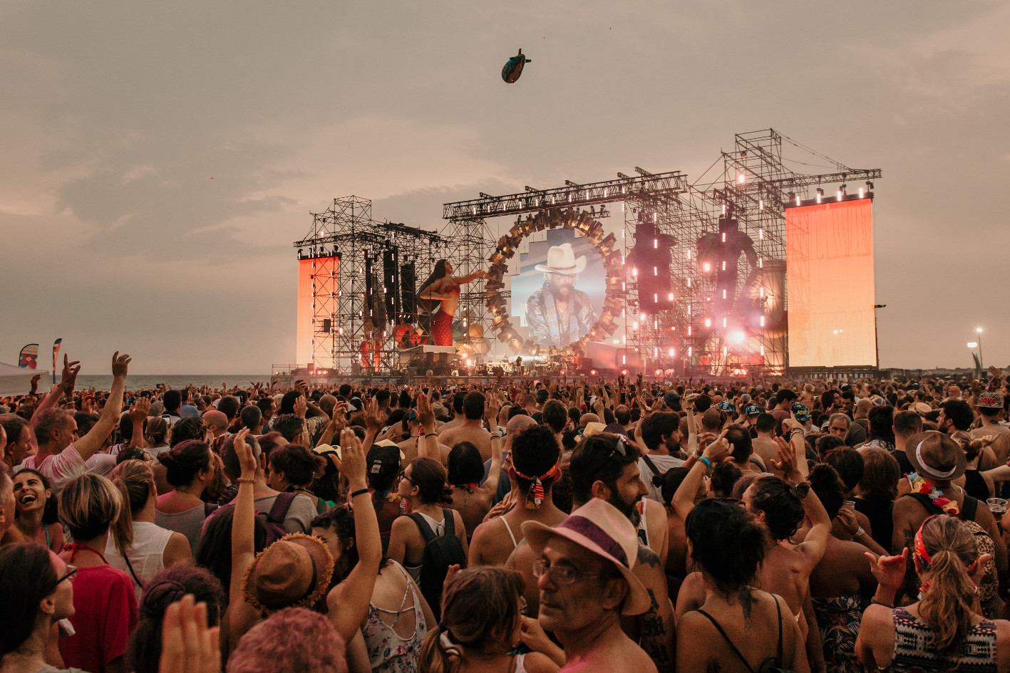 Limitazioni e polemiche. Jova beach party, ridotte transenne in spiaggia