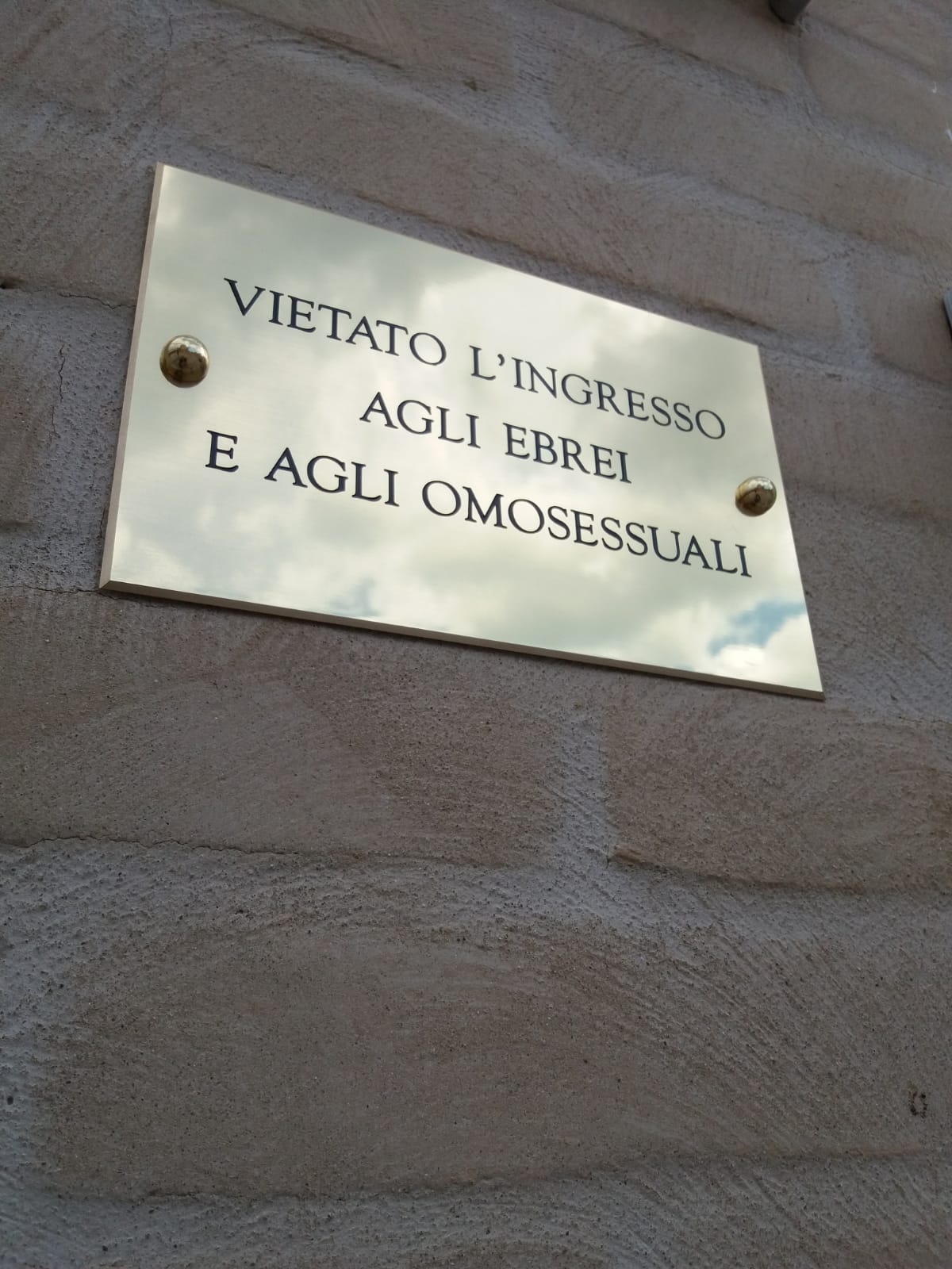Il furto. Rubata l’opera di Ruth Beraha, era già stata oggetto di atto vandalico