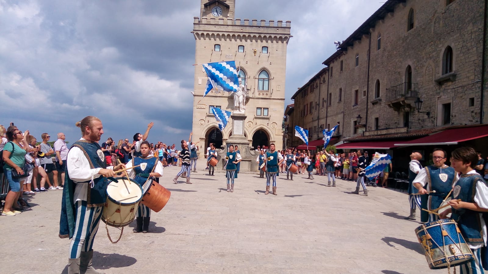 Invasione biancazzurra sul Titano. Weekend di spettacolo a San Marino per il Gruppo sbandieratori dei Canneti