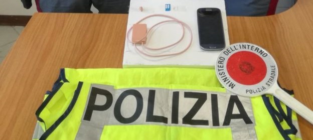 La doppia beffa. Al quiz per la patente con l’auricolare che rimane incastrato nell’orecchio, ricoverato e denunciato