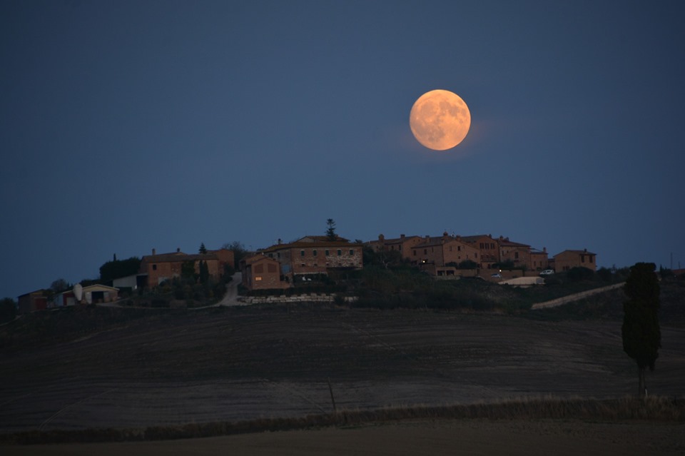 Turismo lento. Trekking nella magia notturna delle Crete Senesi al cospetto della luna piena