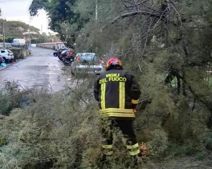 Maltempo in Toscana. Tromba d’aria a Livorno e allagamenti nel pisano