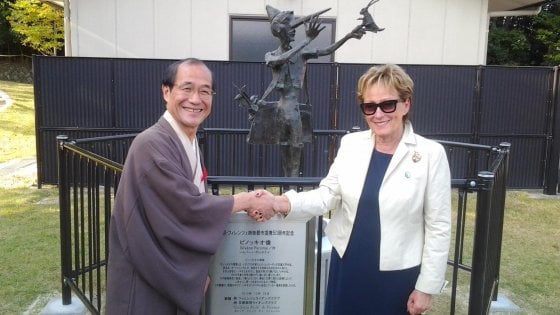 Ponte simbolico. Nel giardino dell’Orticultura arriva la statua di Pinocchio, la sua gemella è a Kyoto