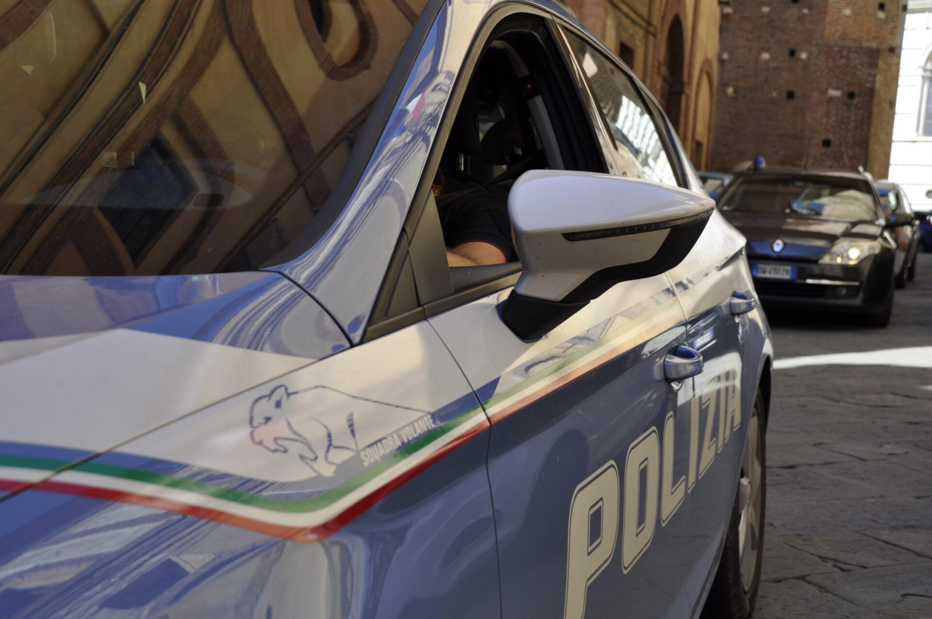 Urtata da furgone in centro a Volterra, donna colpita da malore soccorsa dalla Polizia