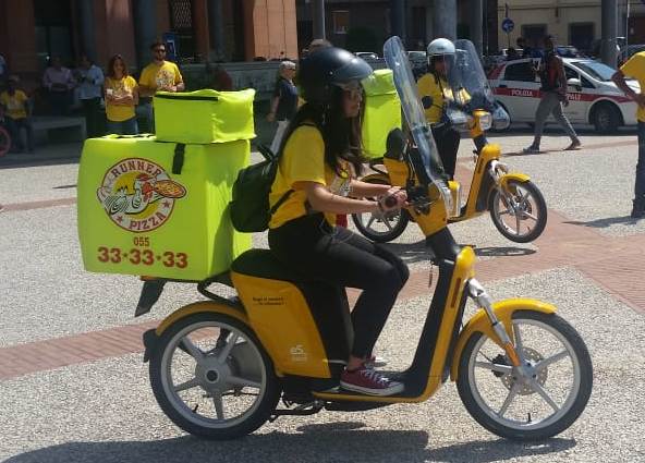 Il buon esempio. 200 riders assunti a Runner Pizza a Firenze, i sindacati: «Accordo importante, sia modello»