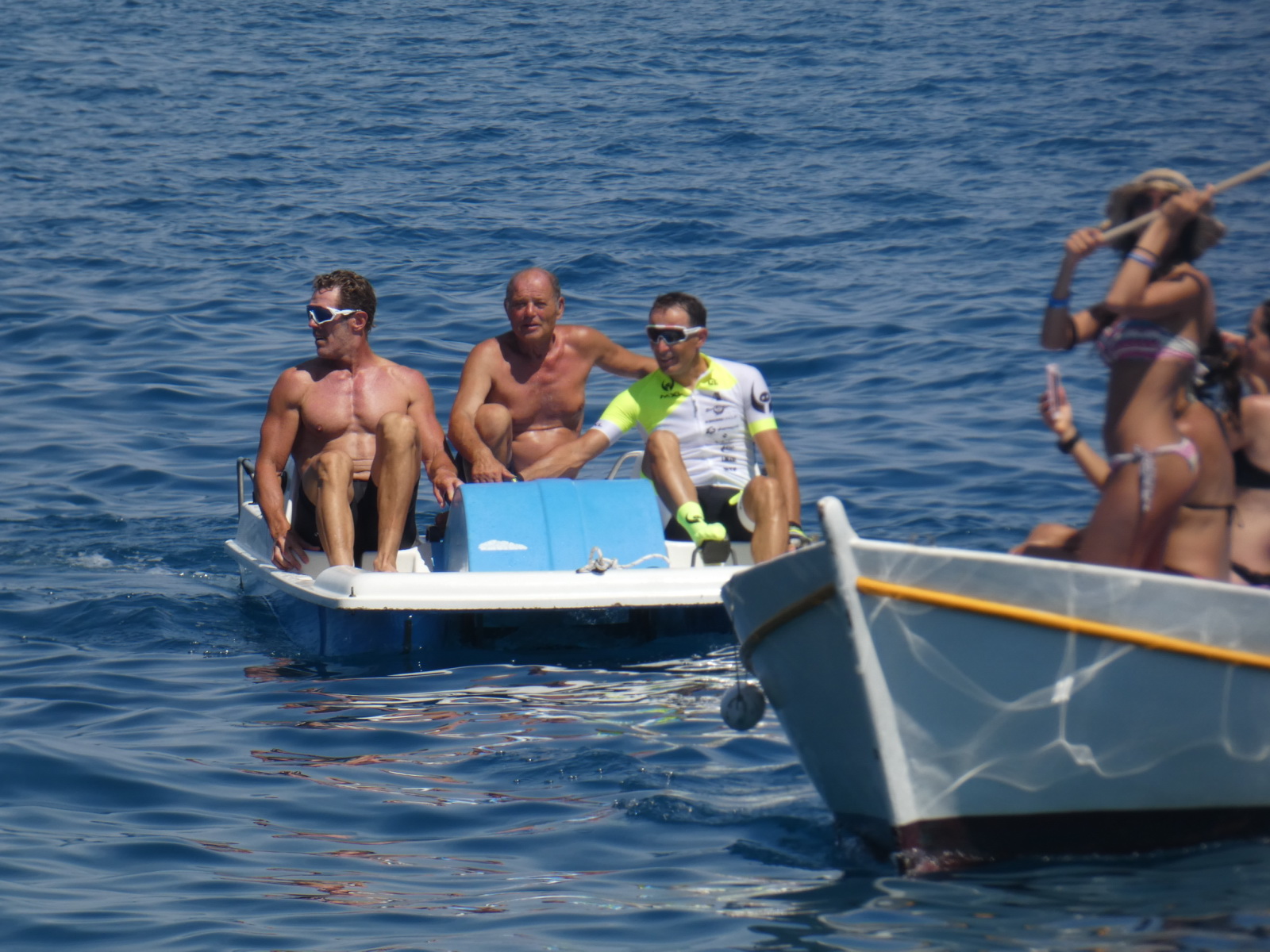 Dolci acque. Mario Cipollini e Max Lelli in pedalò, la modella russa Nicola come una sirena