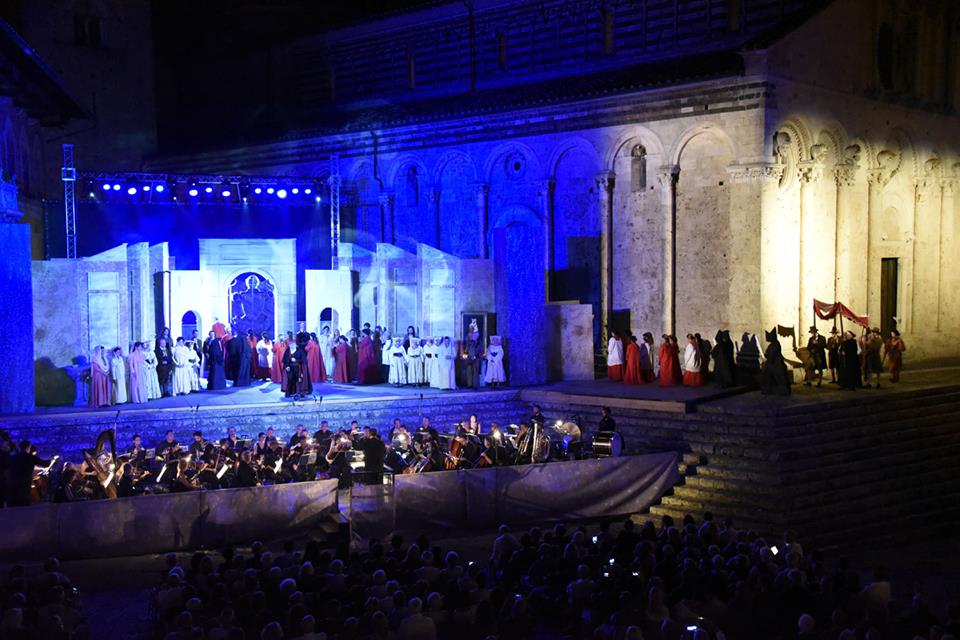 Teatro sotto le stelle. Si alza il sipario su “Lirica in Piazza” con Bohème, Aida e Flauto Magico