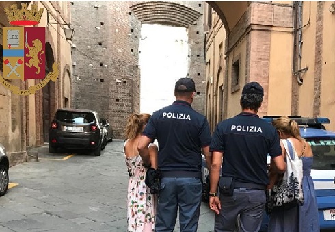 Scacco alle borseggiatrici. Poliziotti si fingono turisti e fermano due straniere