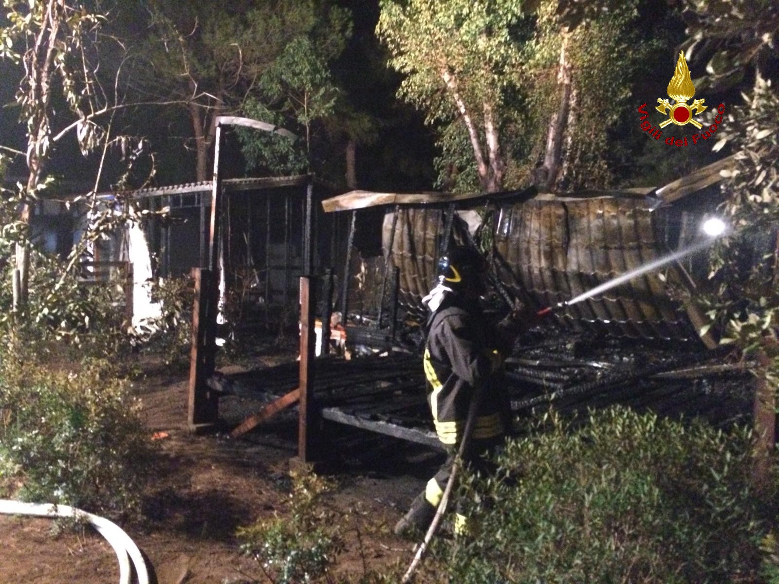Fiamme nella notte. Incendio in camping Orbetello. Un bungalow distrutto, no feriti