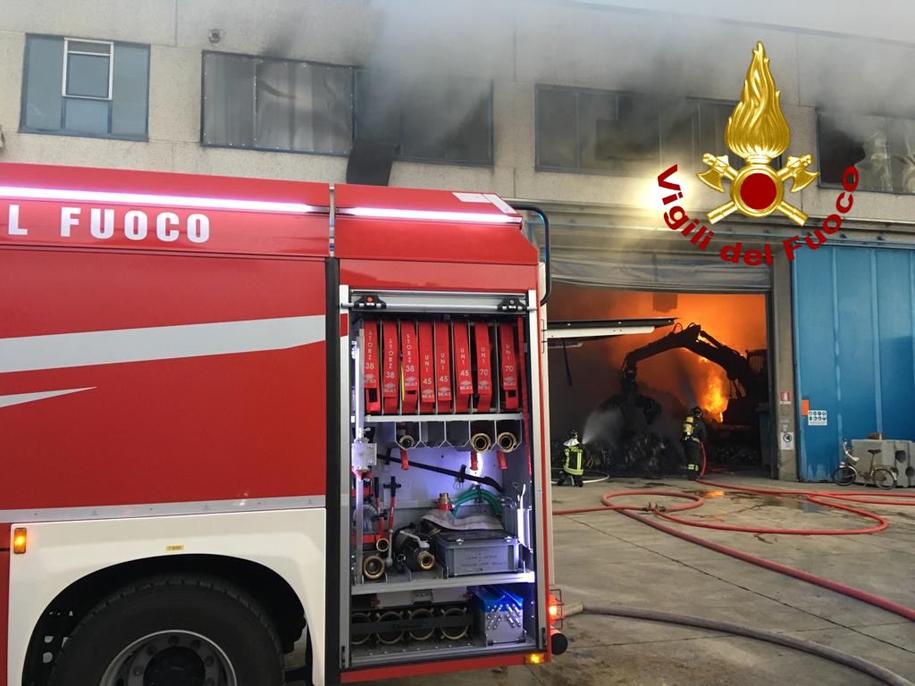 Fiamme a Comeano. Vasto incendio all’alba in azienda recupero e smaltimento rifiuti, non ci sono feriti