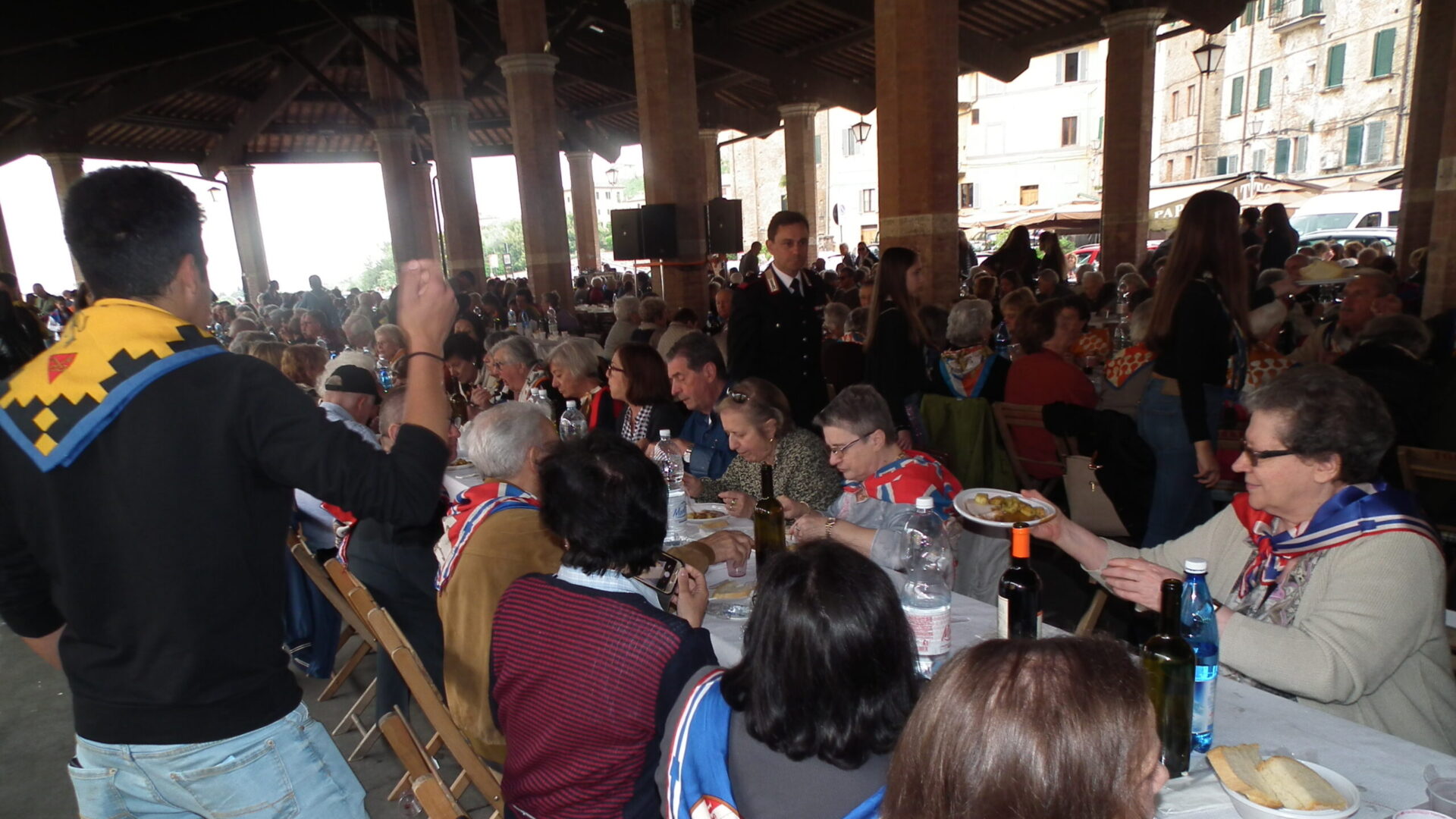 Incontro tra generazioni. Giovani e anziani si ritrovano a tavola a Siena per il “Pranzo coi nonni”