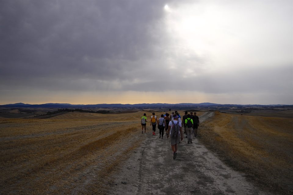 Lauretana Slow. “Dal Tramonto all’Arbia”, trekking al calare del sole nelle Crete Senesi