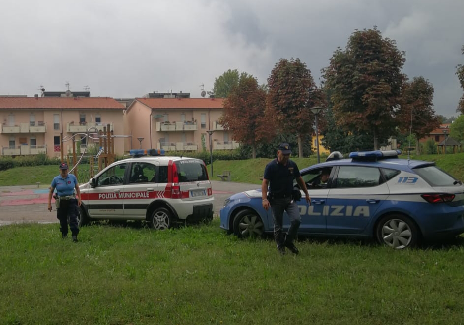 Aggressione nel parco. Dogo argentino assale piccolo cane e sua proprietaria, messo in fuga da colpo di pistola