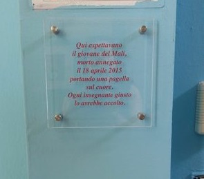 Per non dimenticare. Targhe fuori dalle scuole in memoria del 14enne annegato con la pagella