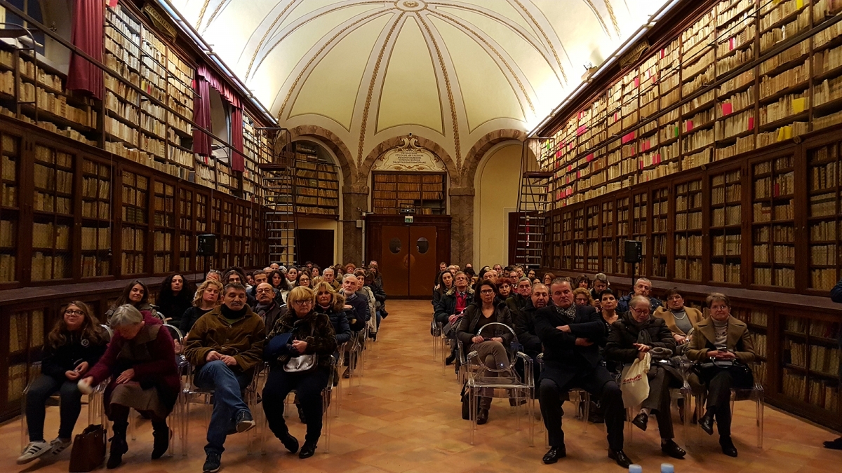Nel tempio della conoscenza. Passeggiata d’autore alla Biblioteca degli Intronati tra aneddoti storici e tesori da scoprire
