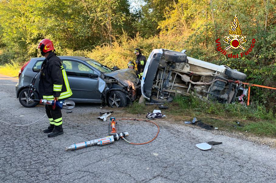 Scontro tra auto. Incidente sulla Sp 135, auto si ribalta. Due feriti