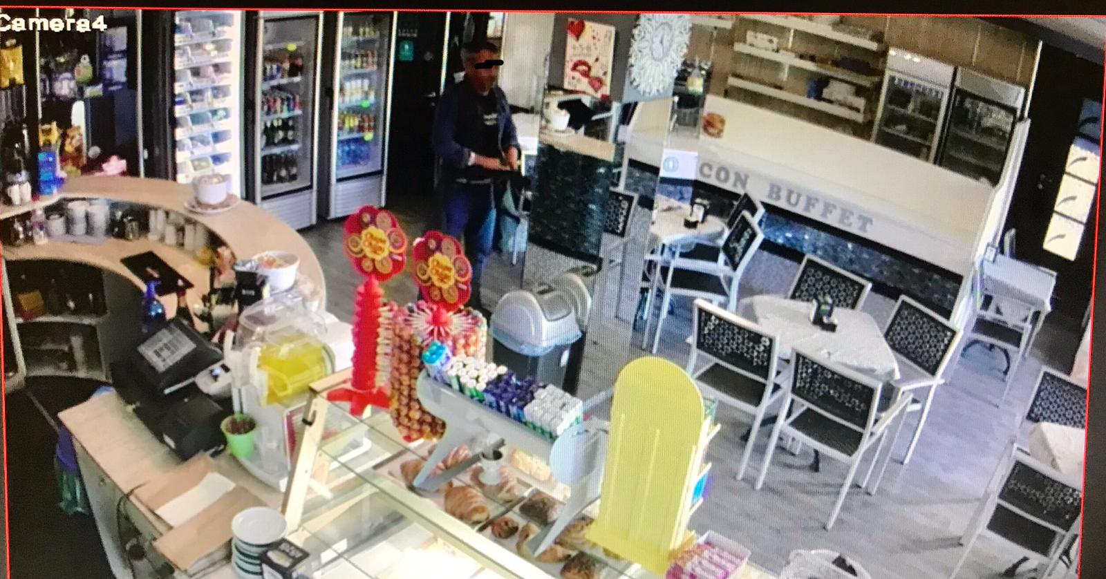 Sindaco sceriffo. Poggibonsi, primo cittadino nota cliente bar che mangia e beve a scrocco e chiama la Polizia, 44enne denunciato