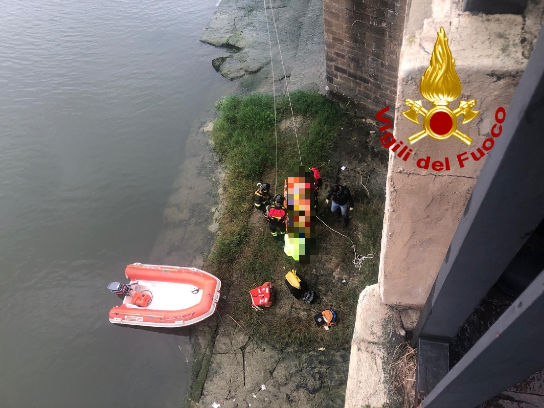Caduta nel fiume. Firenze, finisce in Arno da ponte Grazie. 26enne in codice rosso