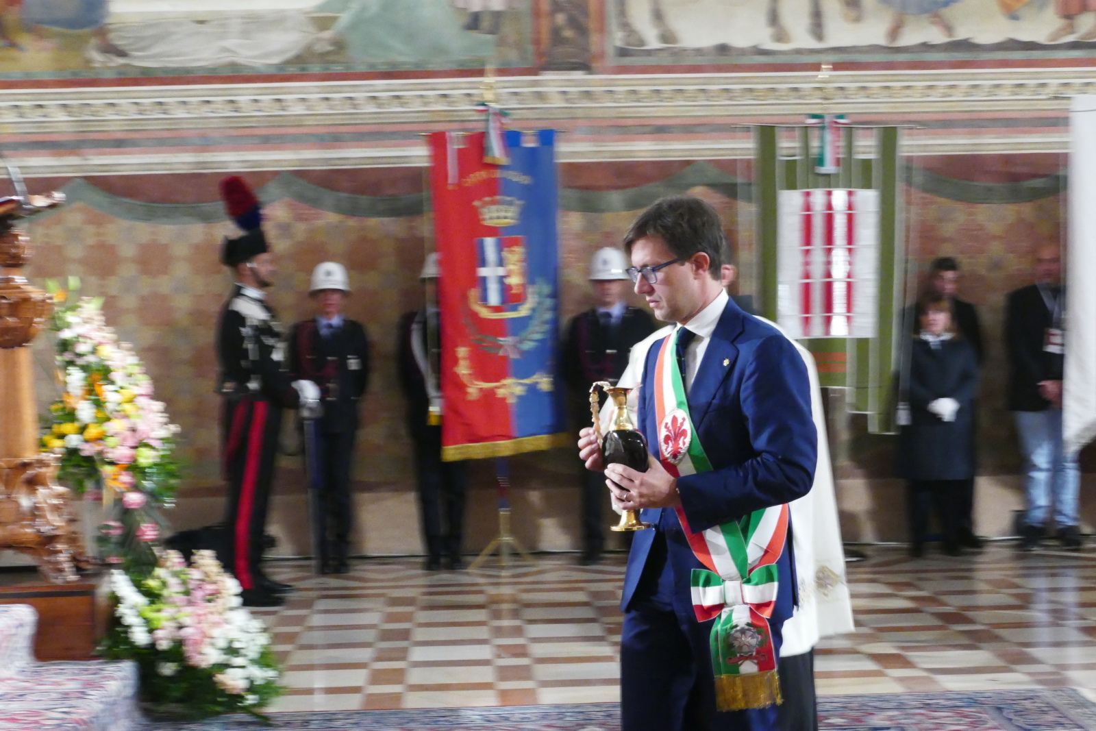 Omaggio a San Francesco. Dalla Toscana l’olio per la lampada votiva, il sindaco di Firenze: «Veglia sulle sorti dell’Italia»