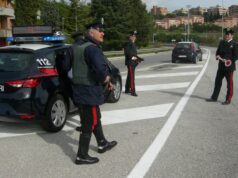 Rapina e tentata violenza sessuale, 24enne arrestato: la vittima salvata dai passanti