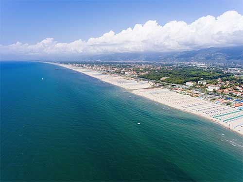 Mare tutto l’anno. «Stabilimenti balneari sempre aperti». La proposta di Pietrasanta