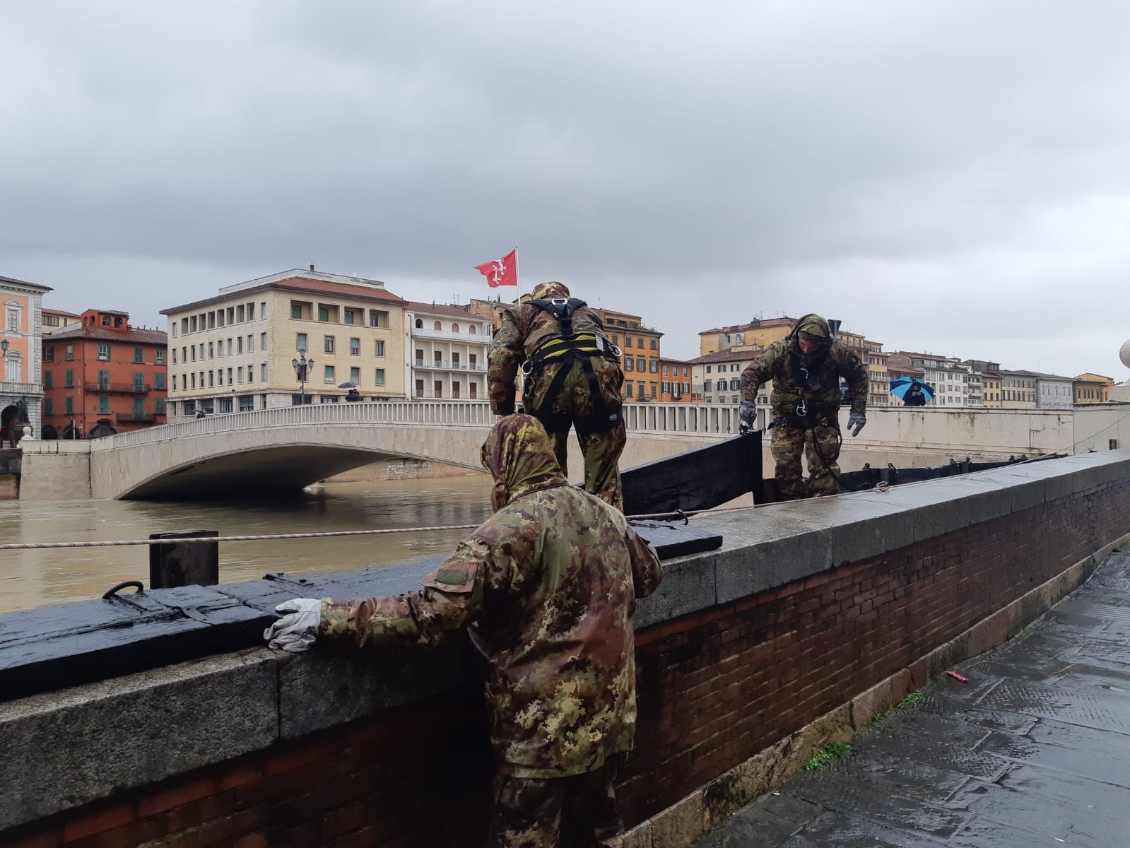 Maltempo. Sale l’Arno. A Pisa militari al lavoro per rinforzare le spallette sui lungarni