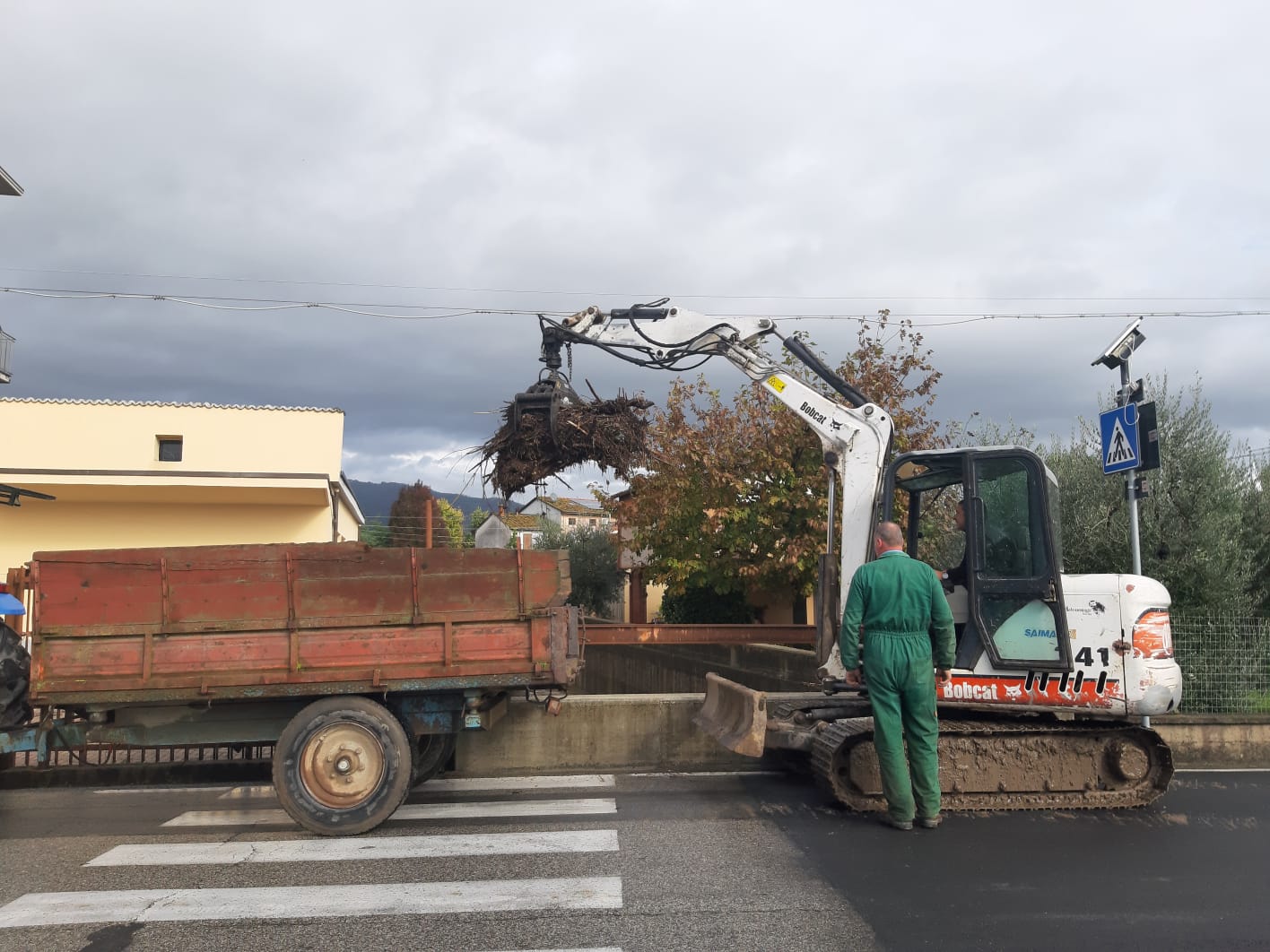 Toscana nella morsa del maltempo. Frane in Lucchesia e strade allagate a Sesto Fiorentino, Calenzano e Valdinievole