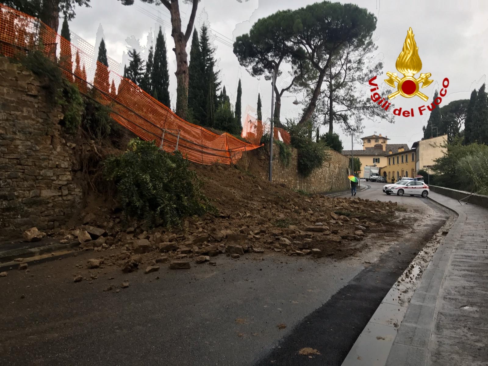 Danni del maltempo. Frana muro di contenimento a Firenze, danneggiata auto