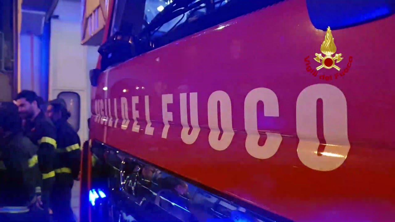 Vigili del fuoco morti ad Alessandria, l’omaggio e il lungo applauso dei colleghi di Firenze