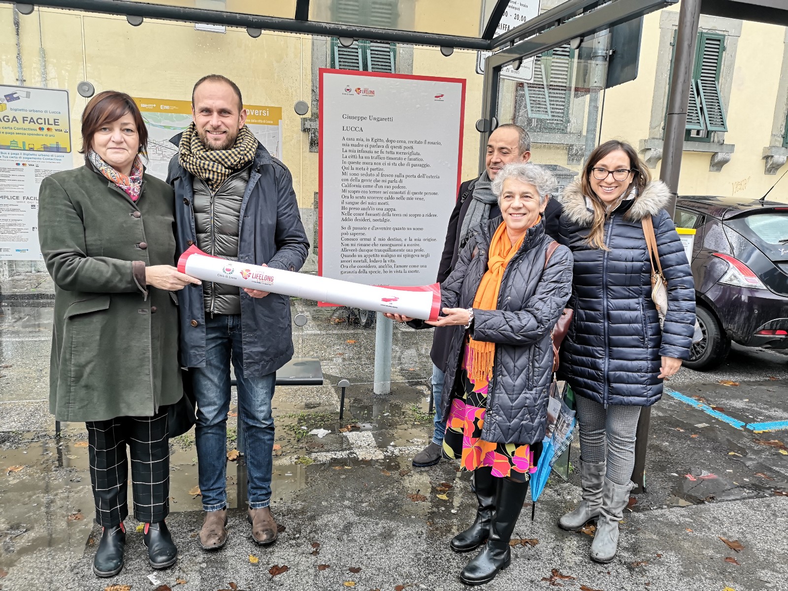 Ingannare l’attesa leggendo. Ecco le pensiline letterarie, Lucca nei versi dei grandi scrittori